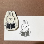 読書するうさぎの消しゴムはんこ