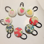 いちごとお花のくるみボタンヘアゴム