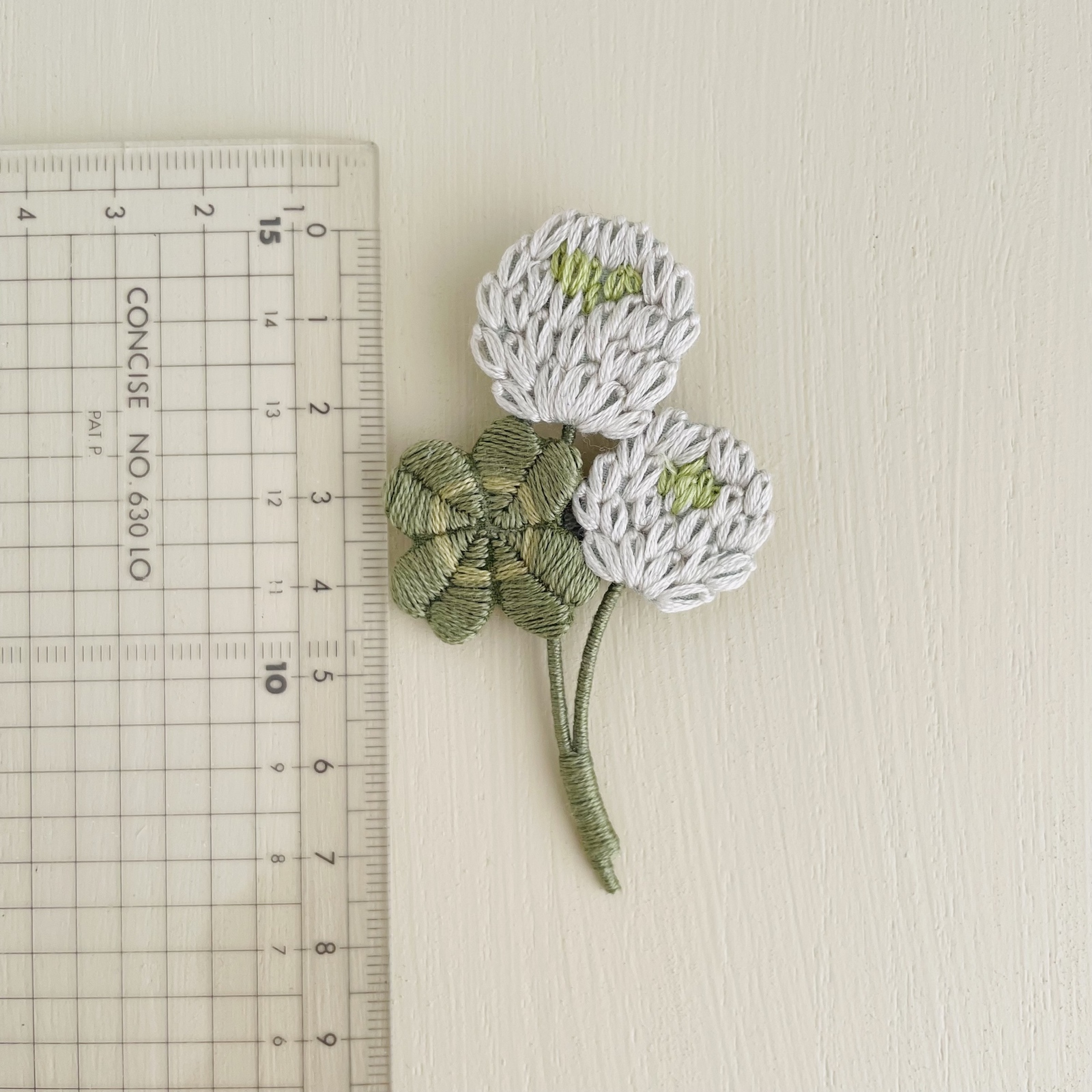 碌山　シロツメクサ　ブローチ 楽天市場】【シロツメクサ】刺繍ブローチ、Made in japan、刺繍