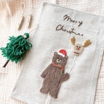 くまさんの羊毛刺繍のクリスマスタペストリーとミニツリー