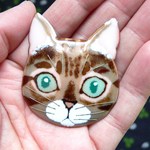 七宝焼・大きなキジトラねこのブローチ（正面顔）