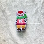ベレー帽の猫「K」　冬の猫刺繍ブローチ