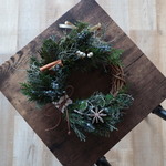 木の実香る三日月クリスマスリース