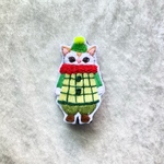 派手なポンポンつき毛糸帽子の男の子　冬の猫刺繍ブローチ