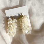 【店舗商品】フリルピアス ボリューミー 大ぶり 高見え 花びら お花 ホワイト ウェディング 普段使い