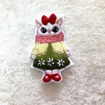 赤いのリボンの白猫の女の子　冬の猫刺繍ブローチ