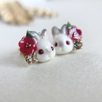 うさぎと椿ピアス/イヤリング（ヒマラヤン）
