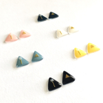丸みのある三角ひと粒ピアス△