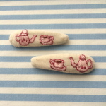 ティーセット刺繍のパッチン留め