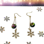 キラキラクリスマスカラーと雪の結晶のピアス／イヤリング