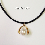 Big pearl choker