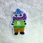 青い毛糸帽の猫「B」　冬の猫刺繍ブローチ