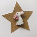 ビーズ刺繍のブローチ🪡　しろうさぎ（お花といっしょに💐）