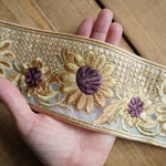80㎝カット済み【インド刺繍リボン】チュール　フラワー　リボン　【ベージュ×モーブ】
