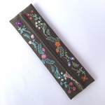 花の刺繍のスリムなペンケース