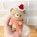 足が動くクリスマス帽子の小さなあみぐるみくまちゃん(高さ10.5㎝)(ラッピング無料)(オプションでキーホルダー可能)