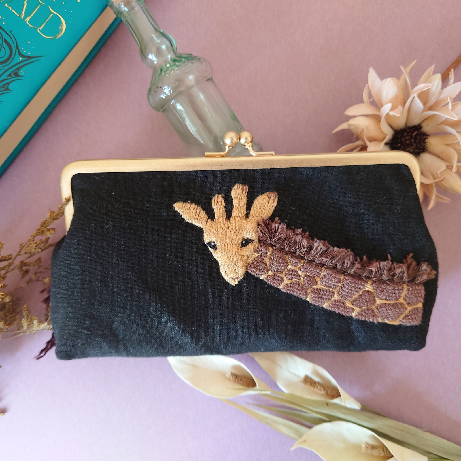 手刺繍】キリンとしっぽ がま口・ポーチ - YUFY'S FACTORY