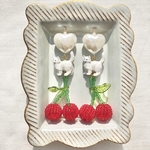 ❤️再販❤️白猫とさくらんぼビーズのアクセサリー　ピアス　イヤリング　ブローチ　昭和レトロ　レトロポップ　ファンシー　大ぶり　チェリー　サクランボ　ねこ　ネコ　アニマル　