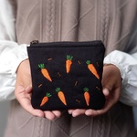 にんじん刺繍のキラキラミニポーチ