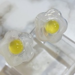 ＊うるつやお花のカラフルイヤリング＊クリアホワイト