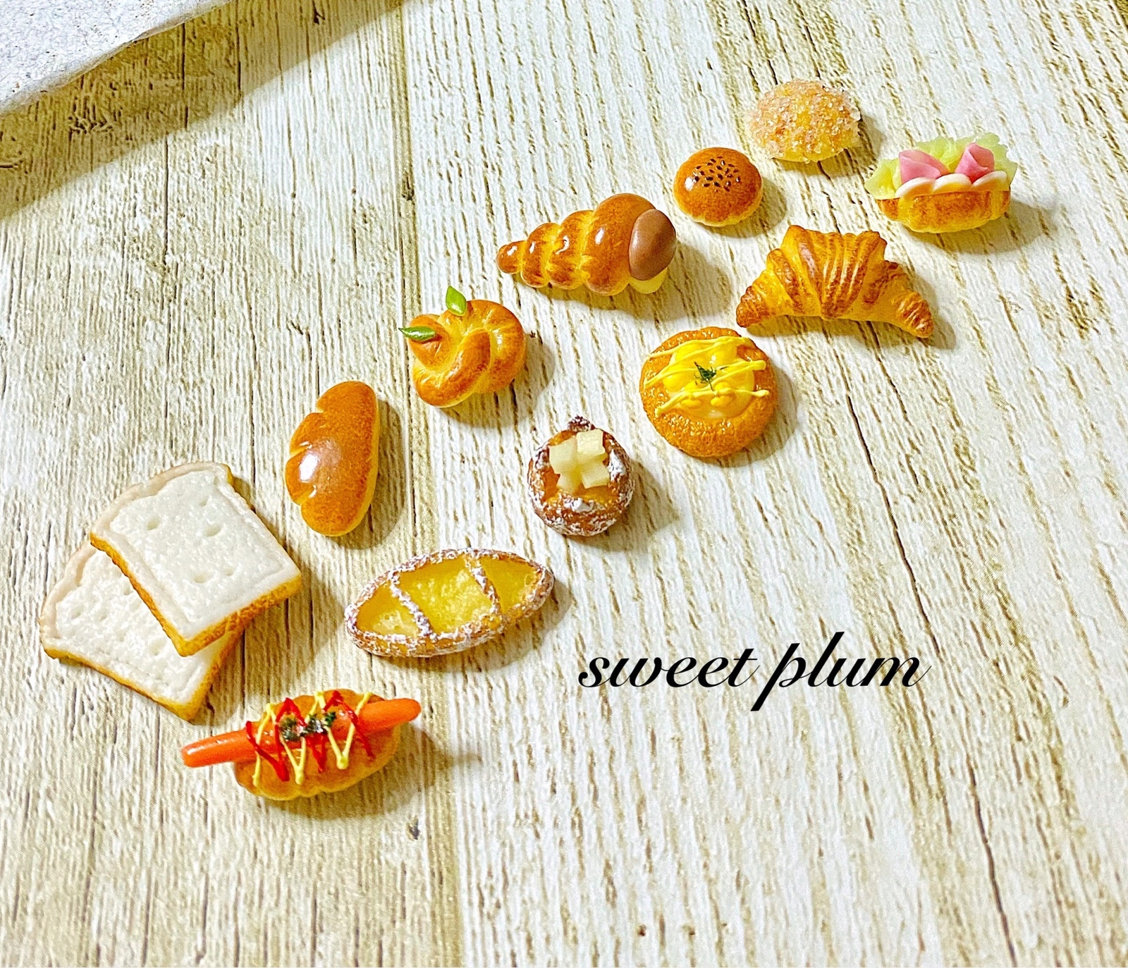 ミニチュアフード パンの置き時計作ってみました♪ 受注製作]ミニチュアフードの時計*パン屋さん* - SWEET-PLUM'S