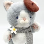 肉球がかわいい猫のぬいぐるみ　ベレー帽のハチワレさん(グレー)