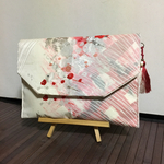 ピンクの花柄クラッチバッグ　着物（帯）リメイク