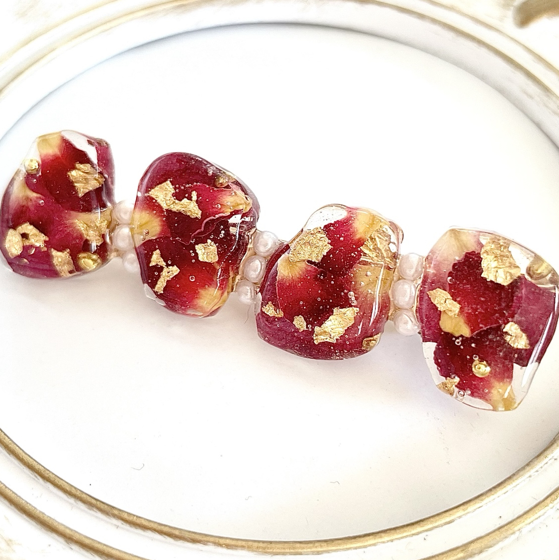 ヘアクリップ レジン 6.5cmオーバル カラフルマトリカリアとミニ薔薇と蝶々 ヘアクリップ レジン 6.5cmオーバル カラフルマトリカリアとミニ