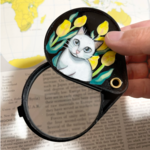 猫とチューリップの拡大鏡② 白猫 コンパクト 携帯 ルーペ 原画 アニマル