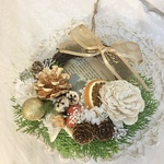コニファーグリーンのクリスマスリース6（英字新聞を添えて）