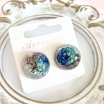 ミニバラのドーム型コロコロピアス　イヤリング　ブルー系ツートン　青×水色　レジン　ドライフラワー　押し花　薔薇　青薔薇　ローズ　サージカルステンレスピアス