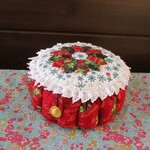 パフの小物入れ（クリスマス柄/柊）