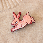 うさぎの刺繍ブローチ(赤・白)