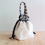 【期間限定SALE】20％OFF　もこもこ感ファー/ボア　ブロックチェックのリボン巾着バッグ　1点物　巾着トートバッグ 　ラッピング対応可　冬　クリスマス　ブラック　　491