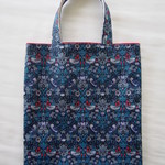 『p様　オーダー品』ぺったんこバッグ*リバティ*StrawberryThief*紺&青*32×28㎝