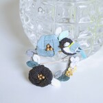 シジュウカラさんと椿のリングブローチ。つまみ細工。