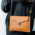 差し込み錠のぺったんこサコッシュ（キャメル）三角モチーフデザイン　マチなし　裏地あり