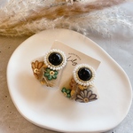 【1点のみ再販】受注制作◆Greenボタンのインド刺繍ピアス◆