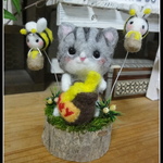 ＊２匹のみつばちくん＆ねこちゃん（グレー）切り株　置物＊