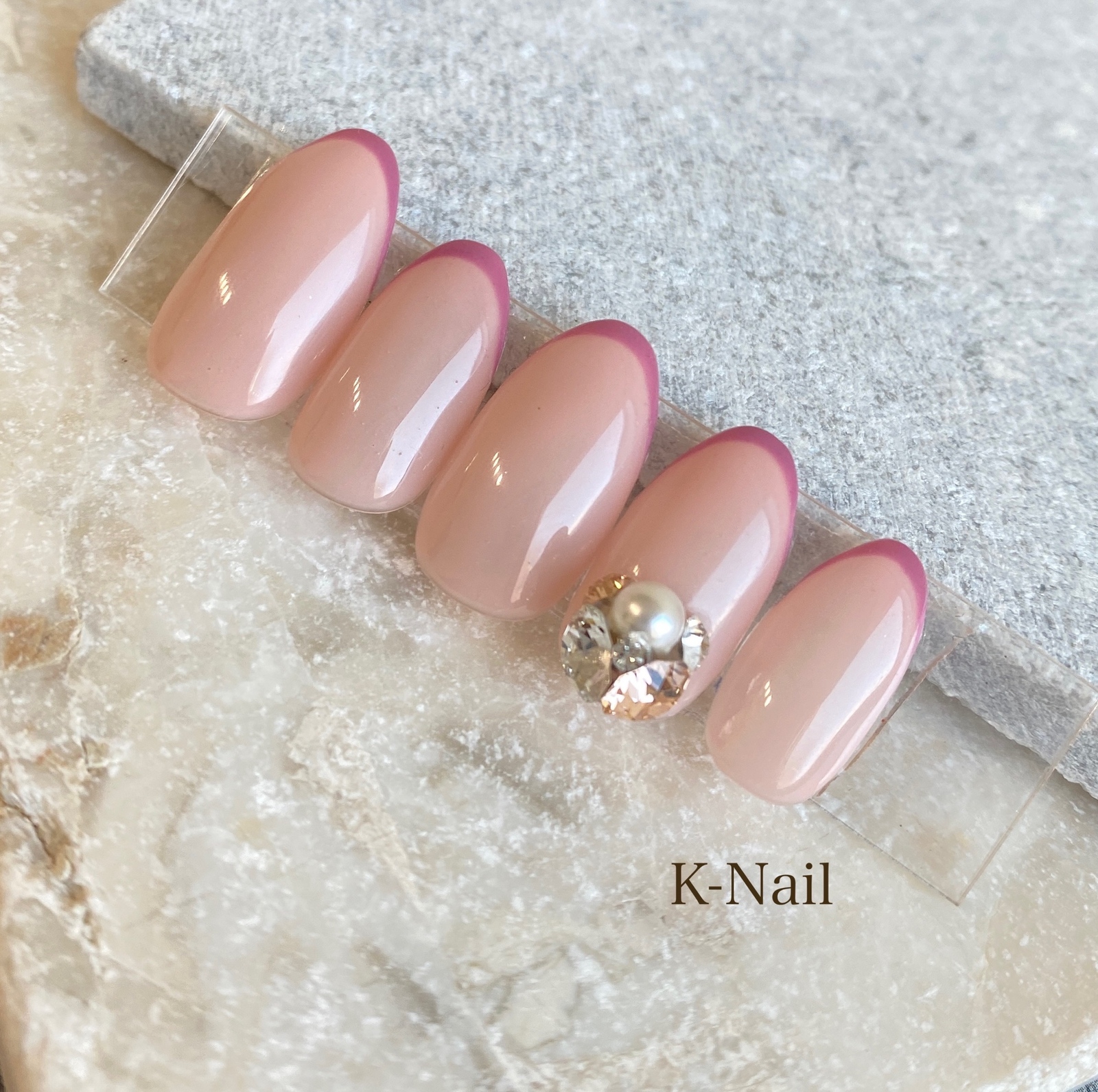 大人可愛い ピンクのスキニーフレンチ×ビジューネイル - K