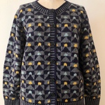 毛100％の丸首前開き編み込み模様カーディガン