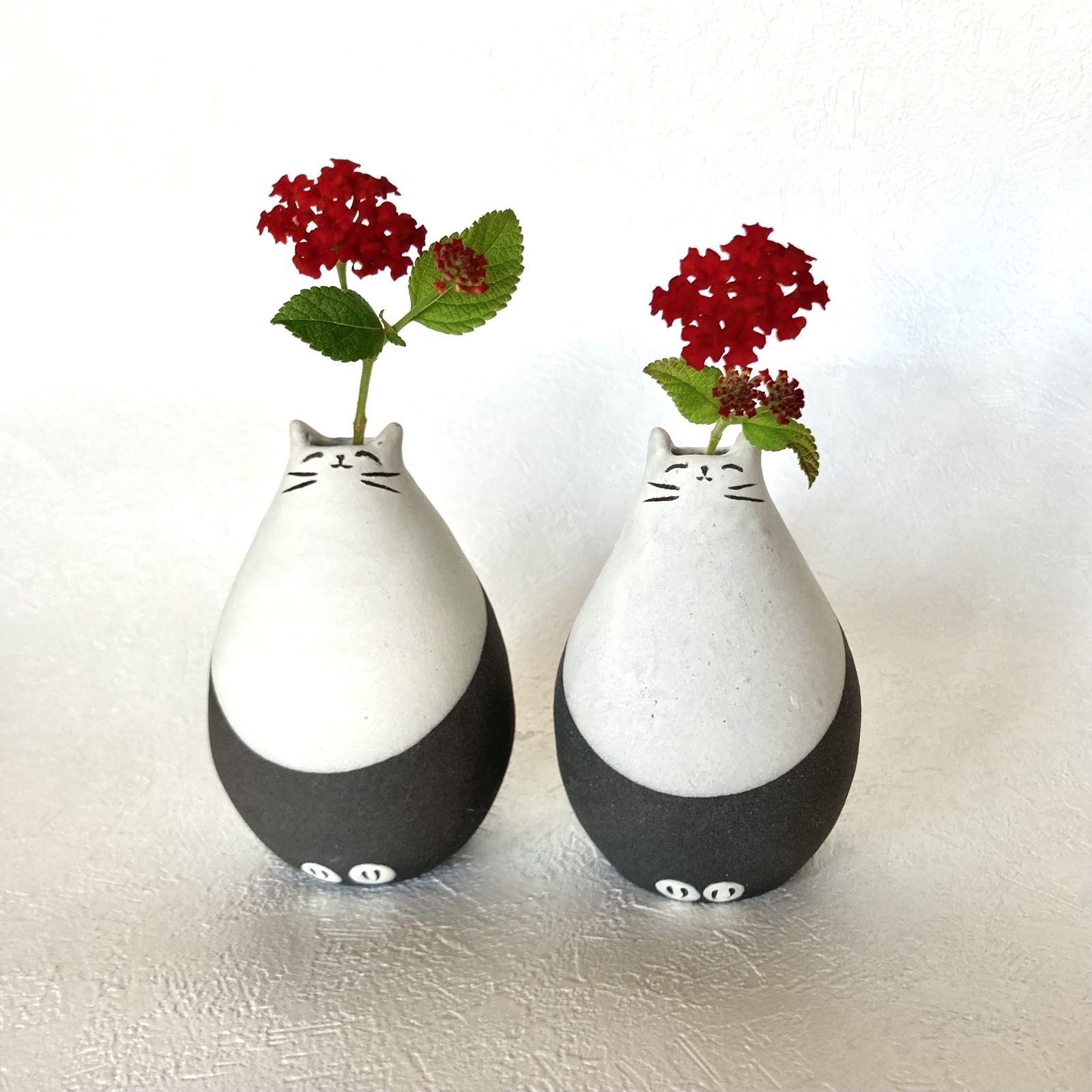 一輪挿し 猫の花瓶 置物 A再販 陶器 - 逍山窯（しょうざんがま