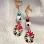 クリスマスリースとベルのイヤリング☆ピアス(金属アレルギー対応)