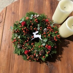 赤いベリーがゴロッと可愛いクリスマスリース
