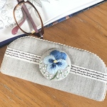 青いビオラ刺繍　メガネスタンドで　心地よいお部屋に。　