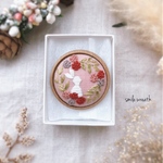 【うさぎの刺繍ブローチピンク】クリスマスプレゼントや大切な方への贈り物に。オイルパステルで描いた手作りのカード付き。刺繍をいつもそばに。