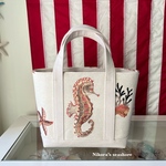 トートバッグ　32×22×9.5cm　シーホース刺繍　珊瑚　／　生成りアイボリー