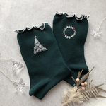 Noel〜手縫い刺繍左右柄違い靴下(ツリー&リース)グリーン