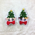 クリスマスツリーが生えた猫　冬の猫刺繍ブローチ