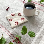 秋の赤い実コースター/サンキライの刺繍